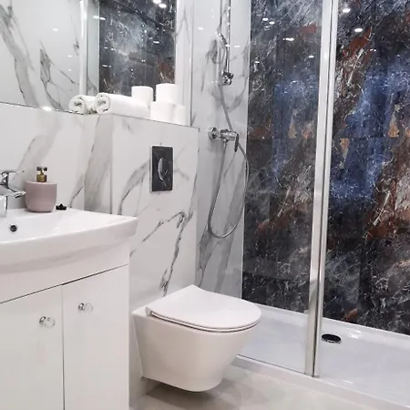 Flou 81, Parking & 700m Plaza Apartman *