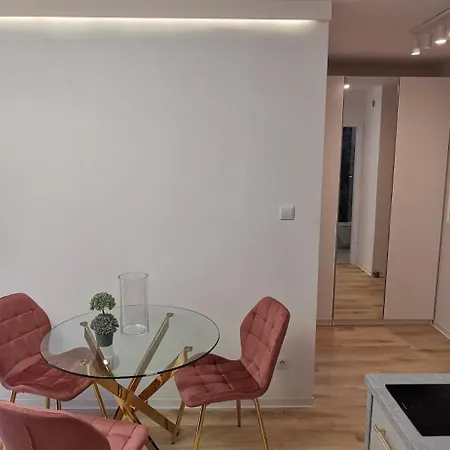 Flou 81, Parking & 700m Plaza