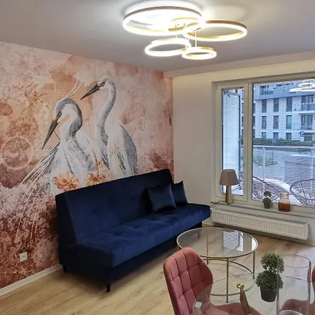 Flou 81, Parking & 700m Plaza Apartman *