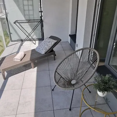 Flou 81, Parking & 700m Plaza