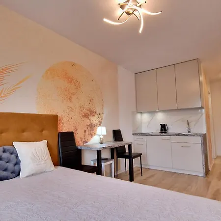 Flou 81, Parking & 700m Plaza