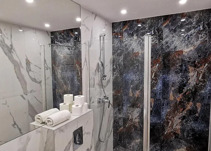 Flou 81, Parking & 700m Plaza