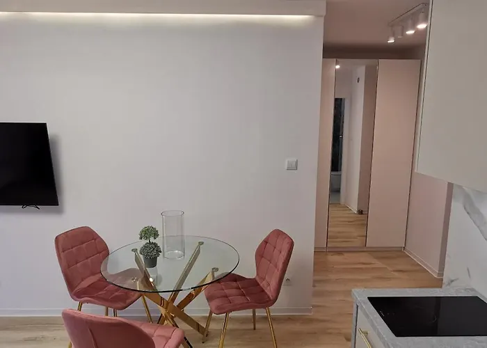 Flou 81, Parking & 700m Plaza