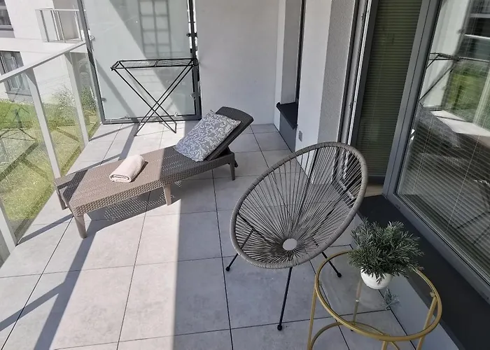 Flou 81, Parking & 700m Plaza