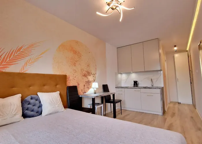 Flou 81, Parking & 700m Plaza