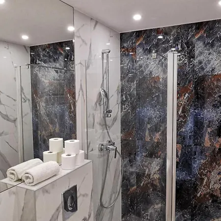 Flou 81, Parking & 700m Plaza