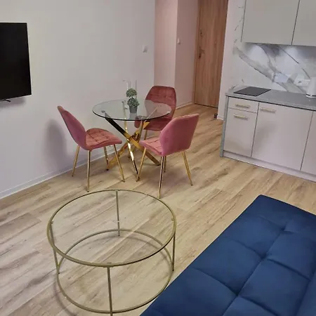 Flou 81, Parking & 700m Plaza Apartmán *